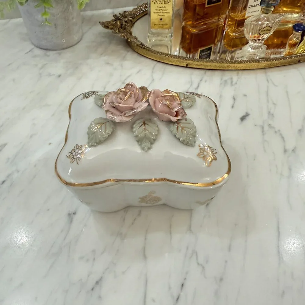 Vintage Lipper Mann (L&M) Bond Ware Trinket Box, Porcelain with Roses &Gold - Picture 16 of 17